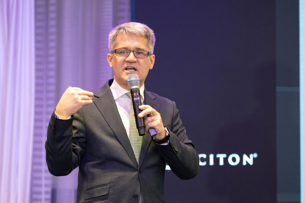 El Dr Campo durante su presentación en Skinnovation Seoul